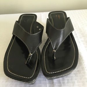 Donald Pliner Black Leather Thong Sandals Size 10